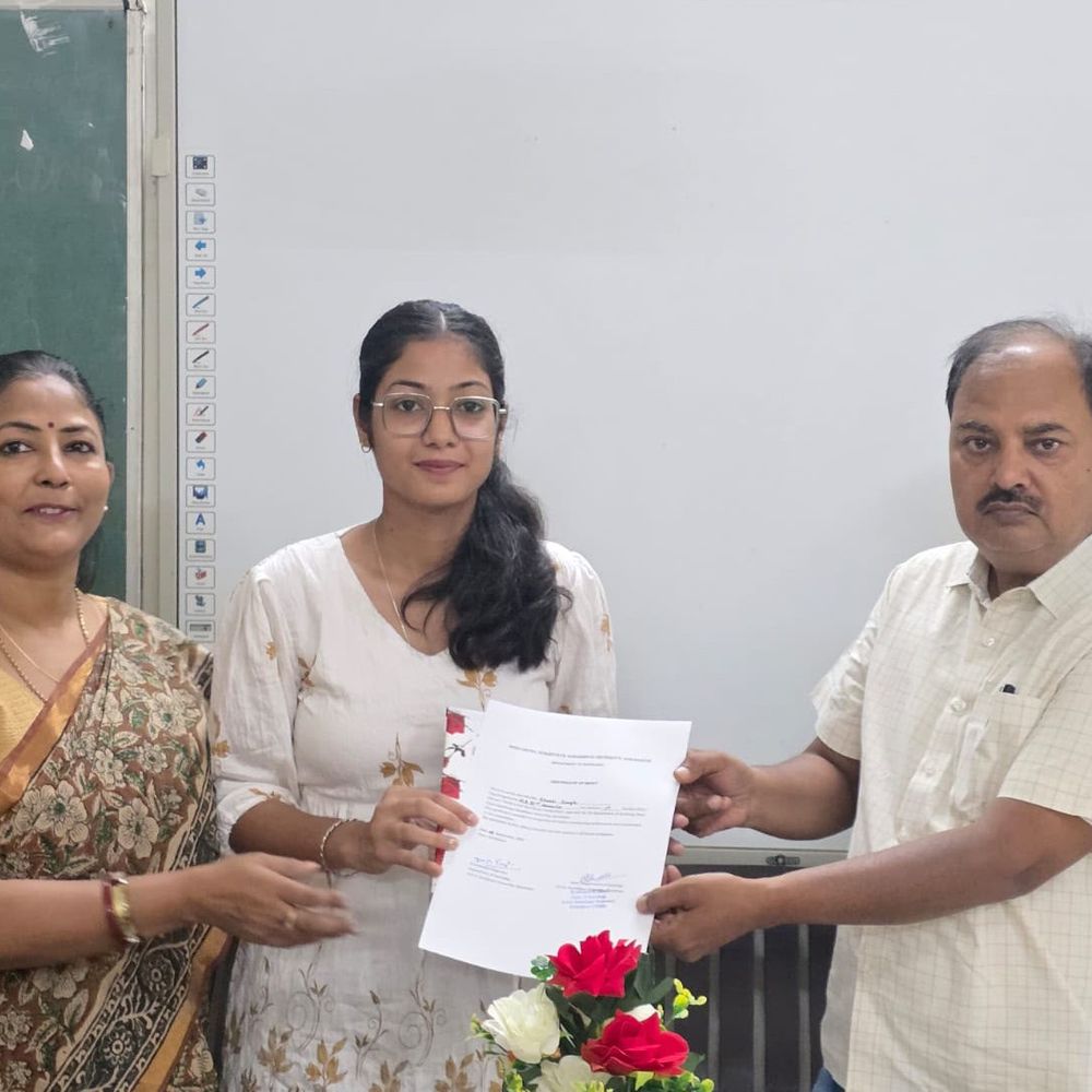 प्रतिभा का सम्मान समारोह:गोरखपुर विश्वविद्यालय में क्विज व निबंध प्रतियोगिता के विजेताओं को दिए प्रमाण पत्र