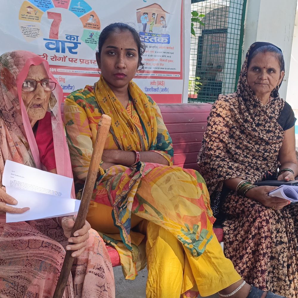100 साल की बुजुर्ग का मकान कब्जाने का आरोप:जालौन में चाबी देकर बेटी के घर गई थी महिला; लौटने पर कब्जा मिलने का दावा