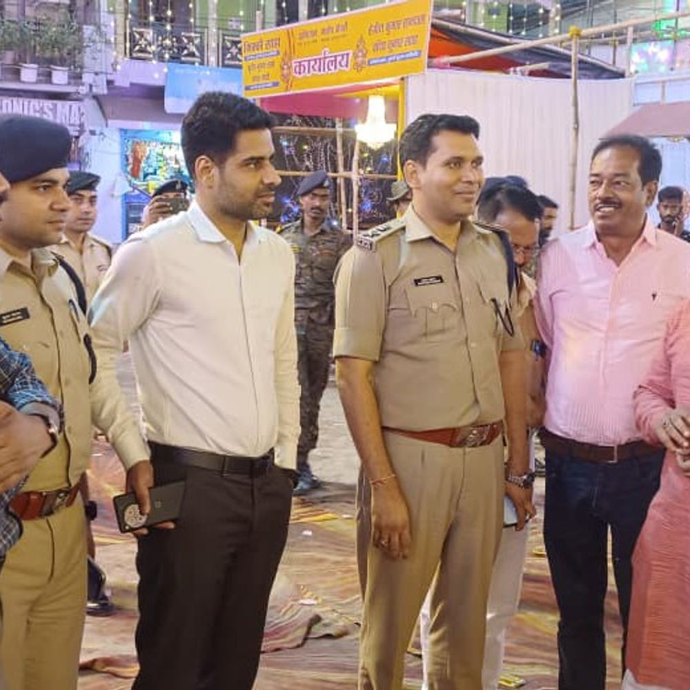 किशनगंज में DM-SP ने पूजा पंडालों की सुरक्षा जांची:भीड़ वाले इलाकों में CCTV, फायर सेफ्टी और रास्तों का जायजा लिया