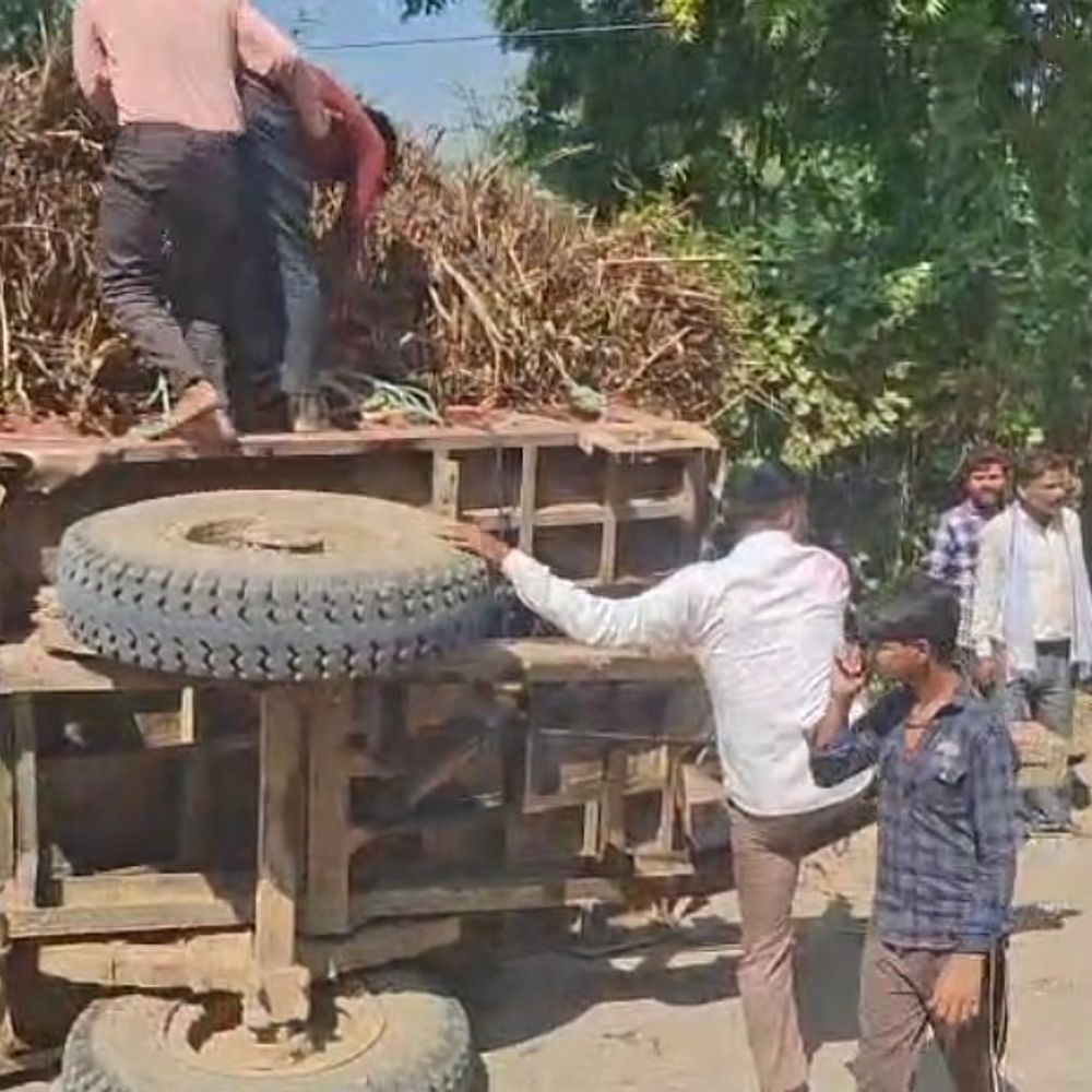 तेज रफ्तार ट्रैक्टर-ट्रॉली पलटी, स्कूटी सवार युवक आया चपेट में:लोगों ने सुरक्षित निकाला, ट्रैक्टर-ट्रॉली सहित भाग गया ड्राइवर