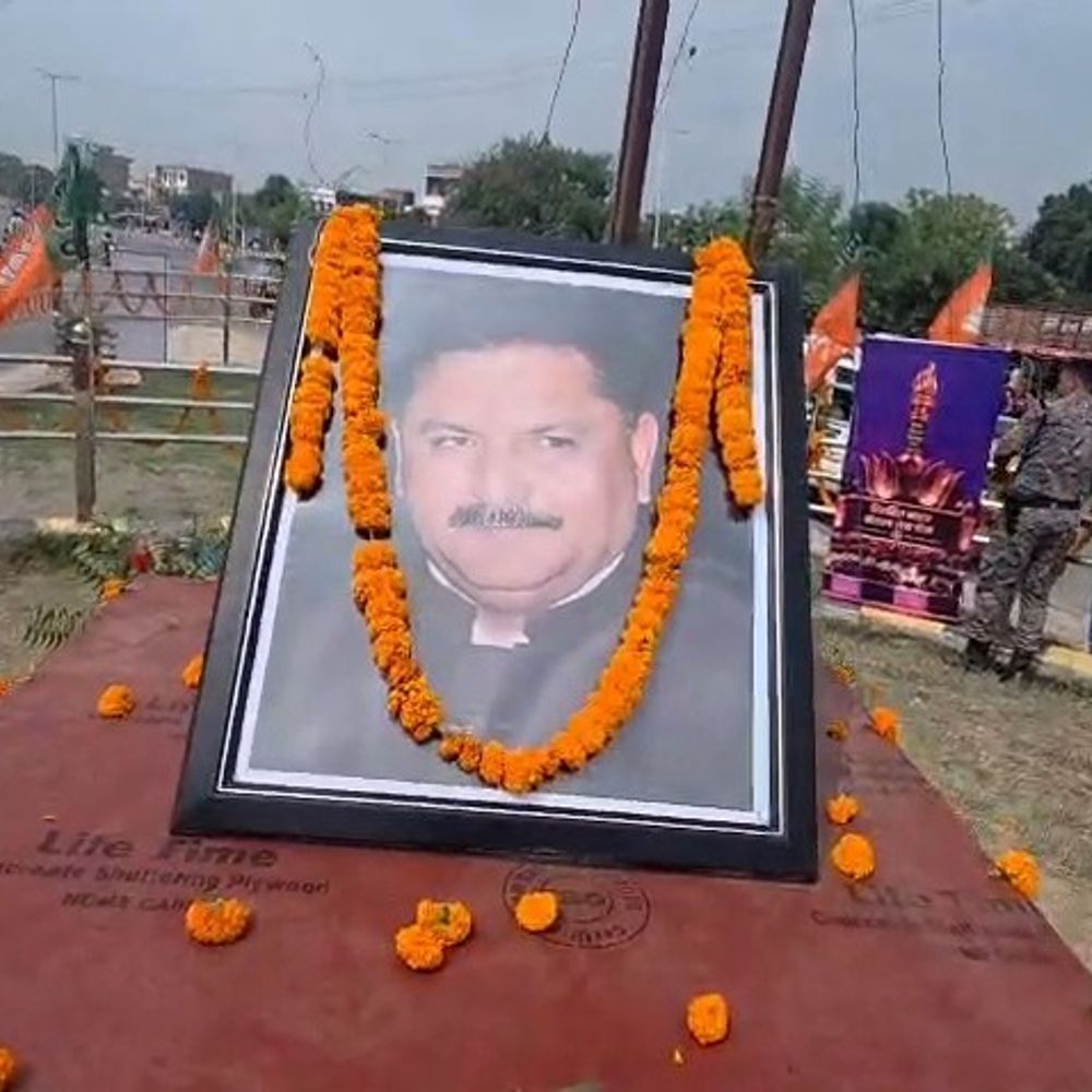 गोपालगंज में पूर्व सांसद की पत्नी धरने पर बैठीं:प्रतिमा लगाने की मांग पर अड़ीं; बोलीं- रात में लगाया फोटो सुबह हटा दिया