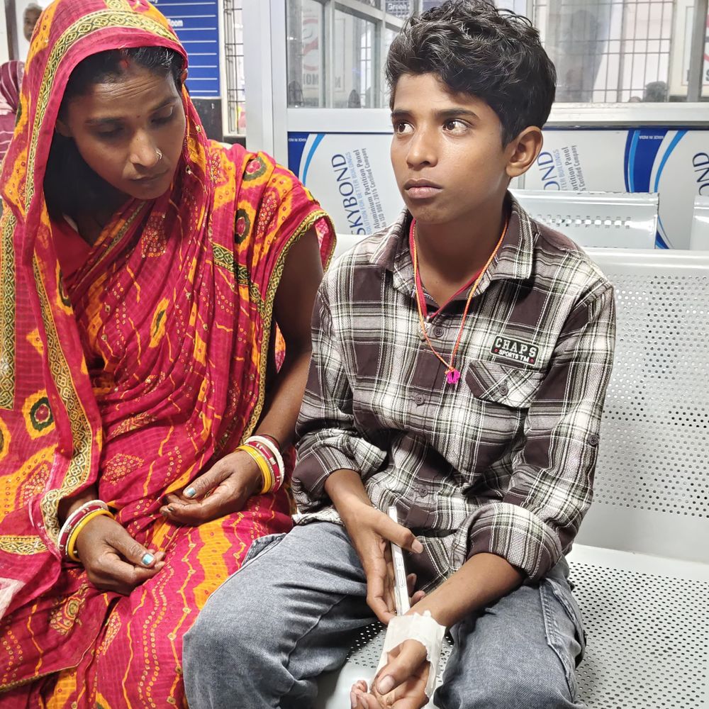 सहरसा में बच्चे को करैत सांप ने डंसा:चाचा सांप को डिब्बे में बंद कर अस्पताल ले गए, डॉक्टर ने सोने न देने की सलाह दी