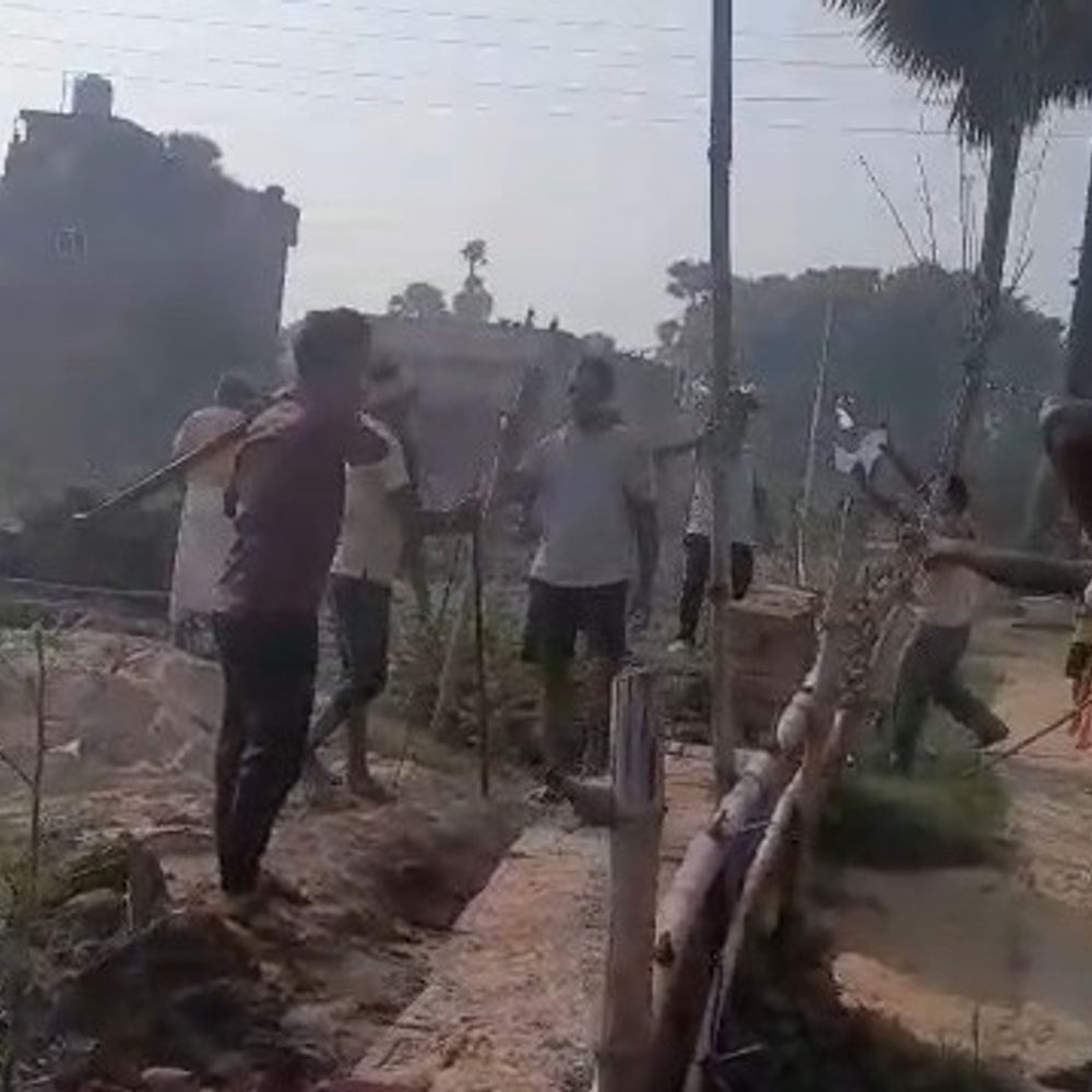 जमीन विवाद में 2 पक्षों के बीच लाठी-डंडे से मारपीट:नवादा में 16 लोग घायल, रात में घर का दरवाजा तोड़ने की कोशिश, FIR दर्ज