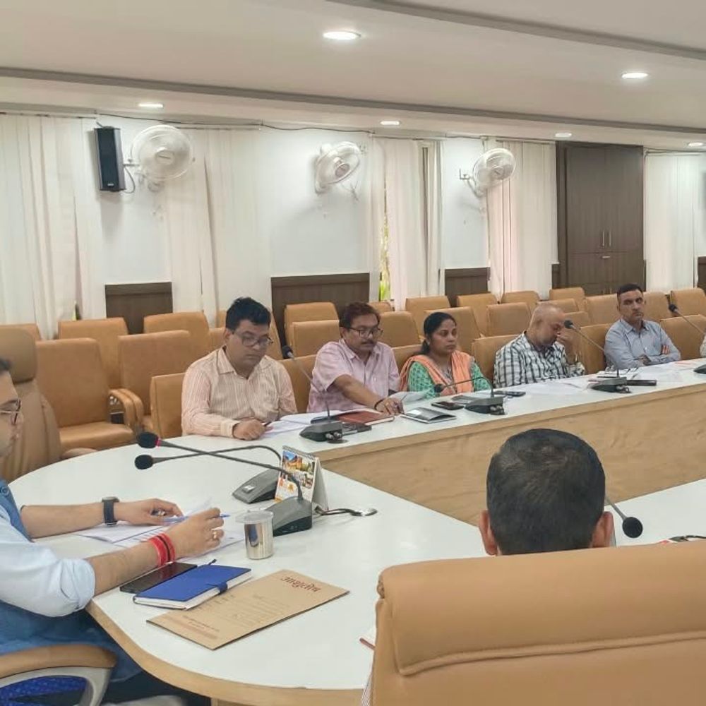 मऊ में कुपोषित बच्चों की निगरानी में लापरवाही पर कार्रवाई:आंगनबाड़ी भर्ती 7 दिन में पूरी करने का आदेश, 3 ब्लॉक में पेयजल व्यवस्था सुधारने की मोहलत