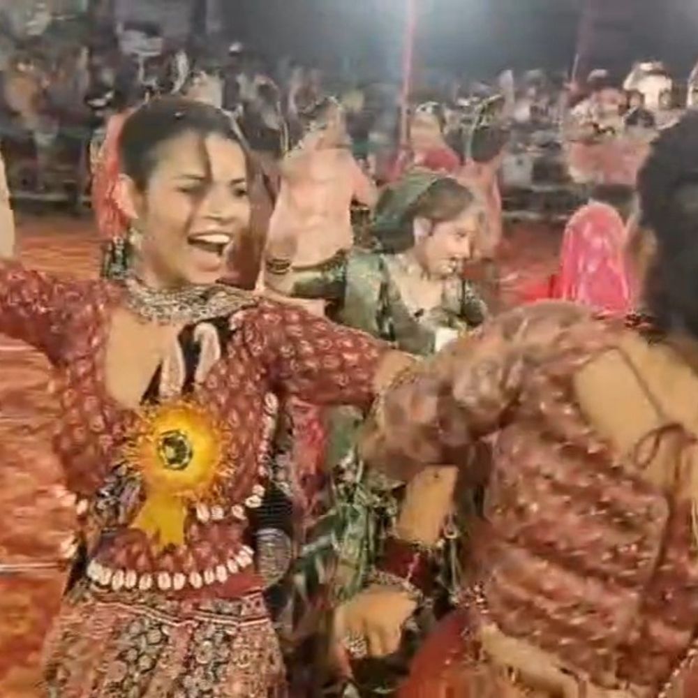 महोबा में 350 महिलाओं ने तलवारों के साथ गरबा किया:0 दिन के प्रशिक्षण के बाद युवतियों ने दिखाए तलवारबाजी के करतब, दिया आत्मरक्षा का संदेश