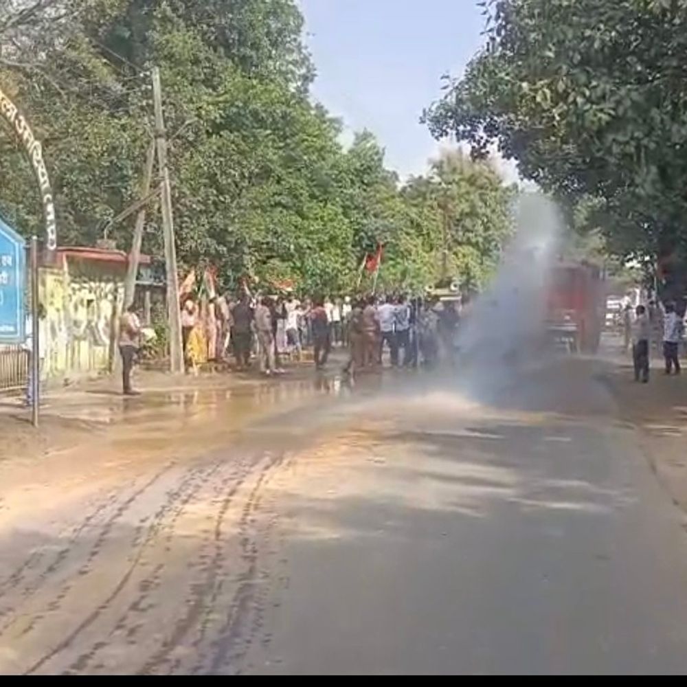 उमरिया में कांग्रेस का CEC के खिलाफ प्रदर्शन:कलेक्ट्रेट पर नारेबाजी, बैरिकेड पर चढ़े कांग्रेसी; अधिकारियों के इस्तीफे की मांग