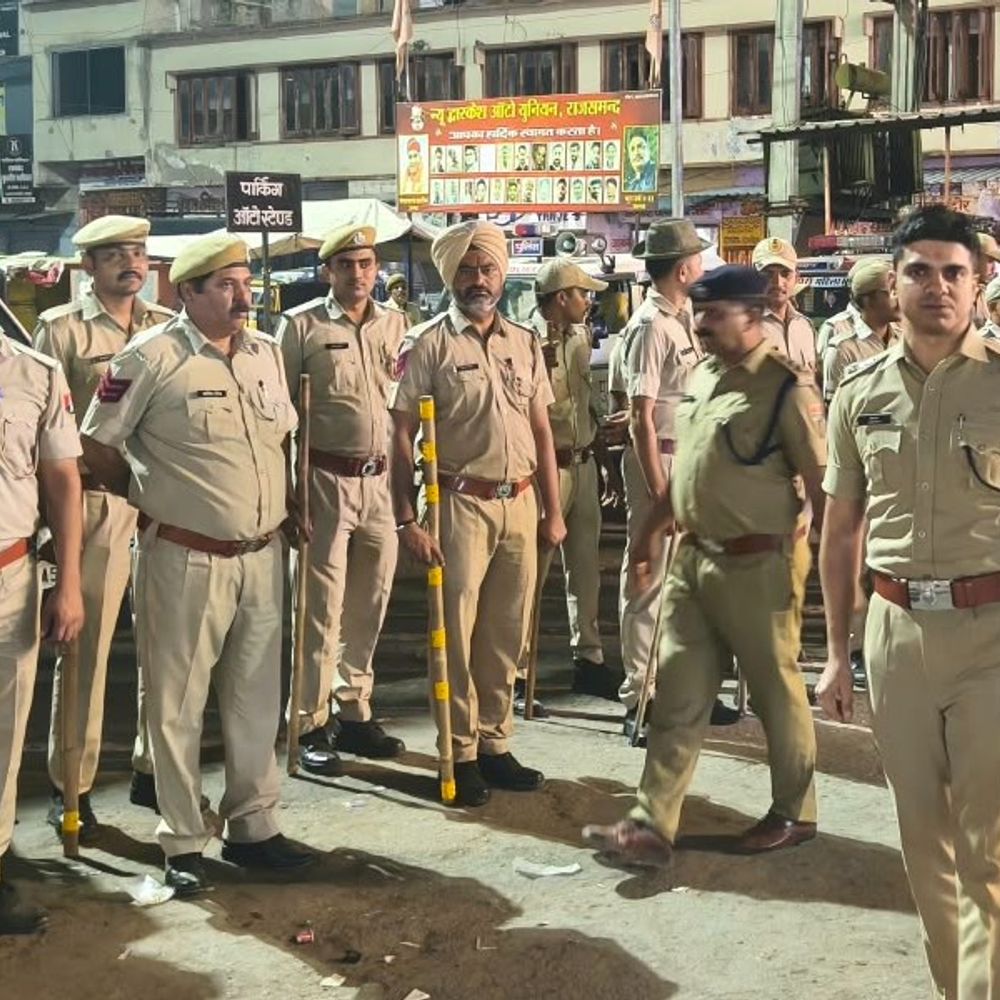गरबा पंडाल के पास सादे कपड़ों में घूमेगी पुलिस:महिला सुरक्षा के लिए कालिका टीम तैनात की; शहर में फ्लैग मार्च भी किया