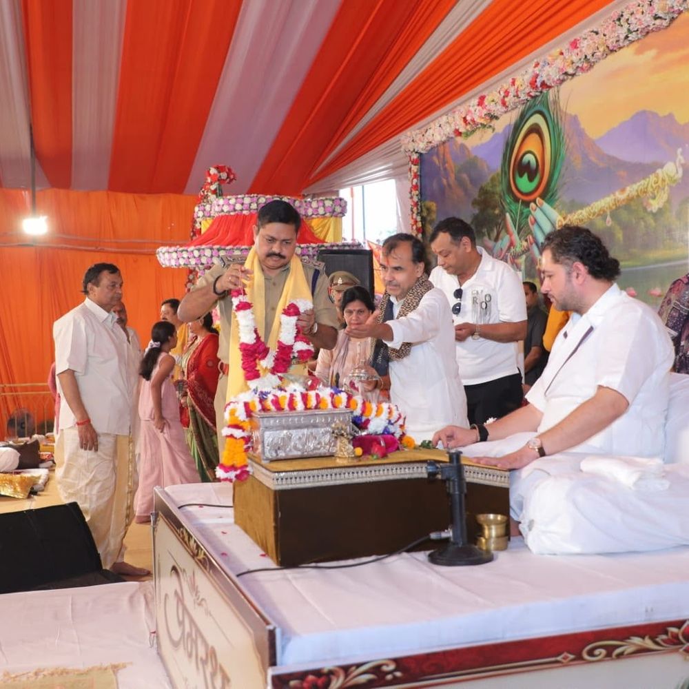 श्रीमद्भागवत कथा में पुंडरीक गोस्वामी ने दिया भक्ति का संदेश:लखनऊ में भजनों पर श्रद्धालु झूमे, भक्तिरस में डूबा नजर आया पंडाल