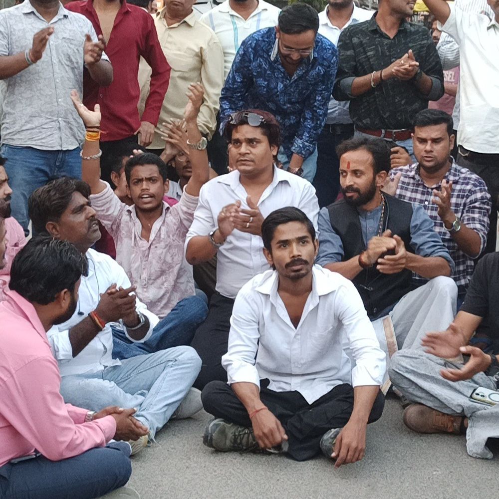 जमीन कब्जे के आरोप विहिप-बजरंग दल ने सड़क पर प्रदर्शन:पुलिस के खिलाफ नारेबाजी, तीन थानों की फोर्स मौके पर पहुंची