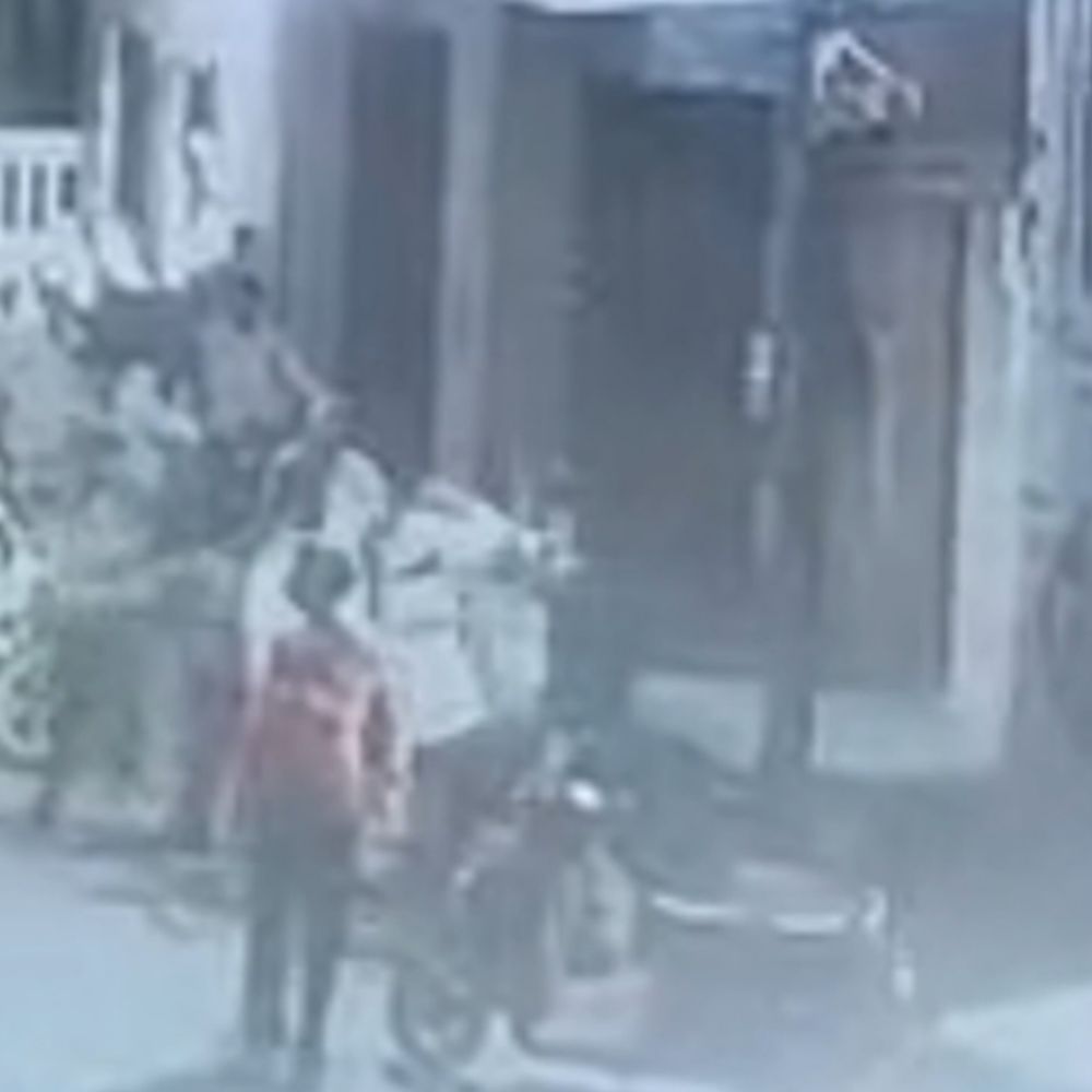 जिम की पिटाई के बाद बदला:जिम में छात्र की पिटाई के बाद CCTV सामने आया, परिजनों ने आरोपी को पकड़कर पीटा