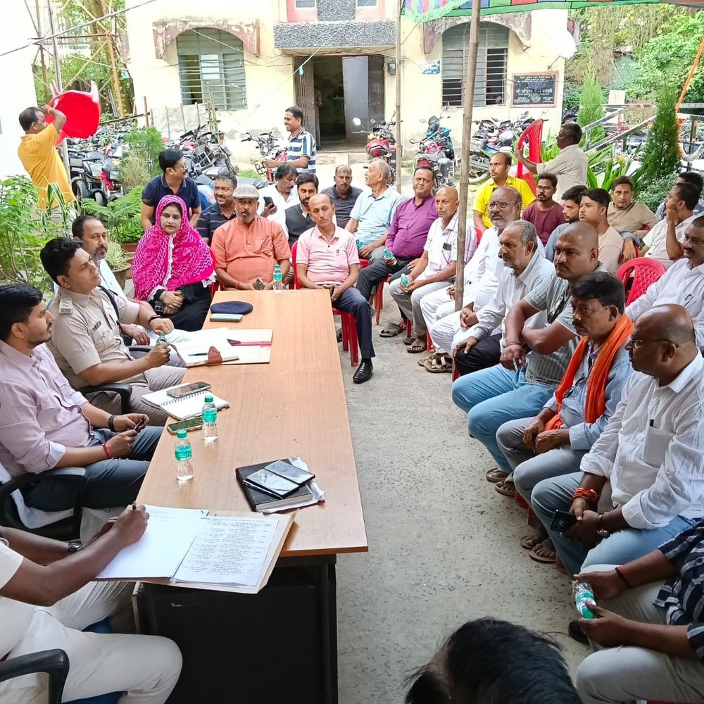 दुर्गा पूजा में वन-वे ट्रैफिक और बैरिकेडिंग से मिलेगी राहत:हर पंडाल में महिला-पुरुषों की अलग लाइन अनिवार्य; शांति समिति की मीटिंग में फैसले