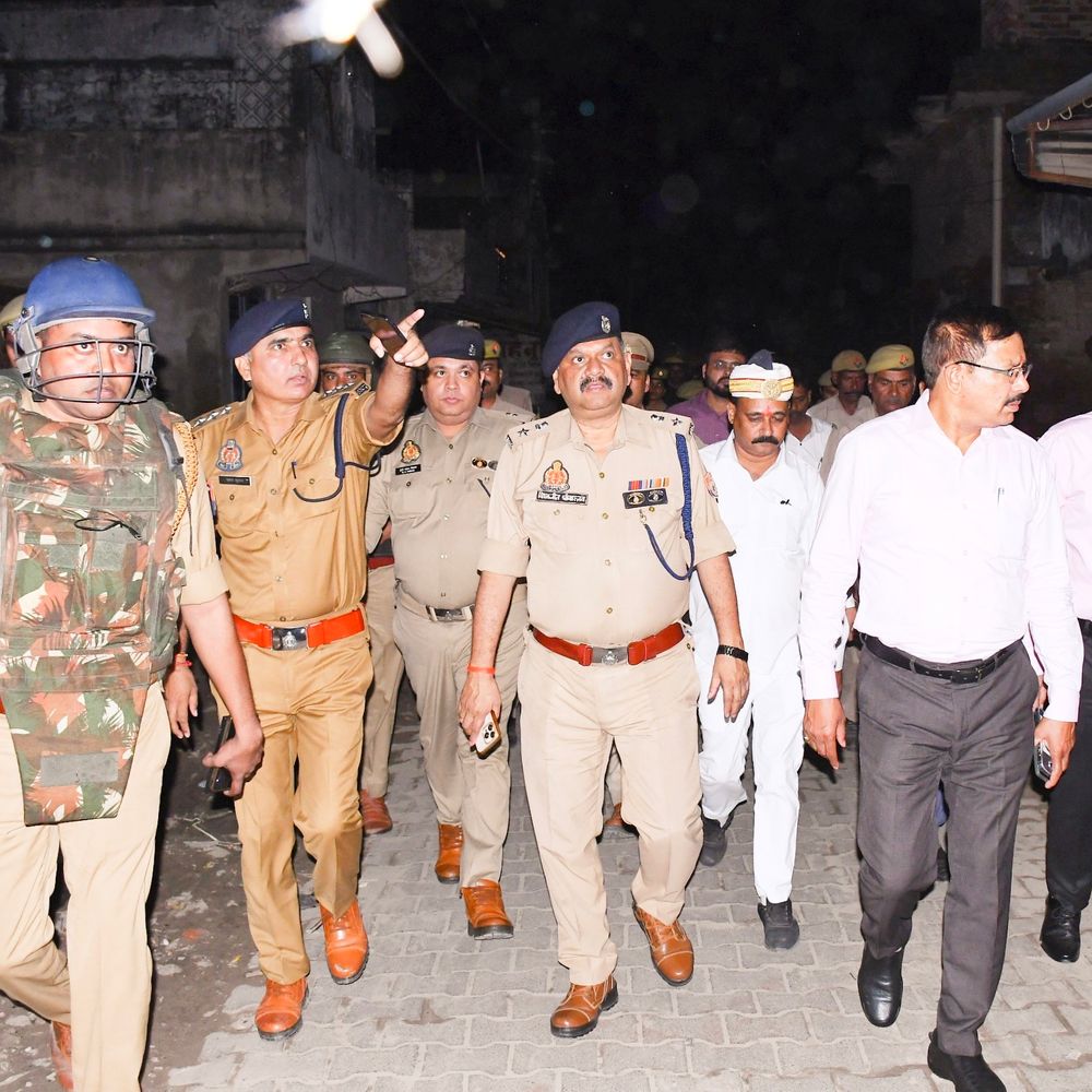दुर्गा पूजा व दशहरा को लेकर जिला प्रशासन अलर्ट:बहराइच के संवेदनशील महराजगंज कस्बे में सुरक्षा जांची, 2 साल पहले हुई थी हिंसा