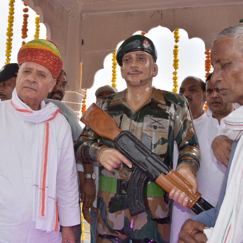 नूंह के शहीद अग्निवीर समय सिंह को सम्मान:केंद्रीय मंत्री राव इंद्रजीत ने प्रतिमा का अनावरण किया; स्कूल और प्रवेश द्वार की भी घोषणा
