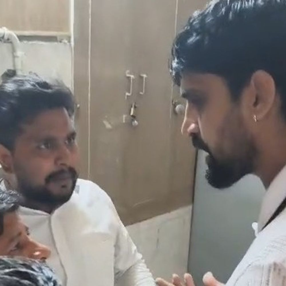 पानीपत स्टेशन पर पूर्वांचल समिति का धरने के बीच हंगामा:टीटीई पर थप्पड़ मारने का आरोप, टीटीई बोले ट्रेन से बेटिकट उतरा