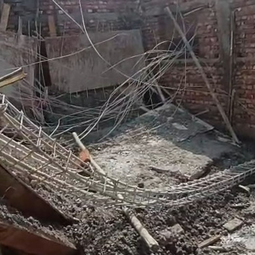 ढलाई के कुछ घंटे बाद ही ढही स्कूल की छत:अररिया में 11.74 लाख की लागत से बन रही थी, ग्रामीण बोले-‘घटिया सामग्री का इस्तेमाल’