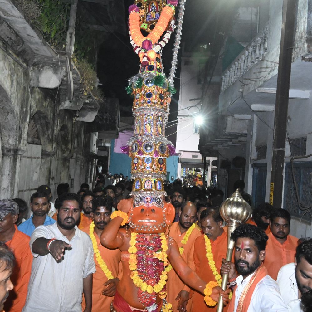 40Kg का हनुमान मुखौटा पहनकर निकली शोभायात्रा:71 साल पुरानी परंपरा, 40 दिन तक व्रत रखा; 20 साल के गोविंद ने धारण किया मुखौटा