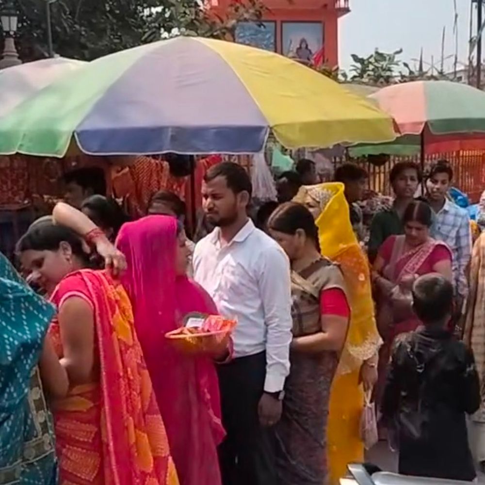 महाअष्टमी पर प्रयागराज के अलोप शंकरी मंदिर में भीड़:चुनरी-नारियल चढ़ाए, दिव्यांग भी पहुंचे; झूले वाली देवी के दर्शन को लगीं कतारें