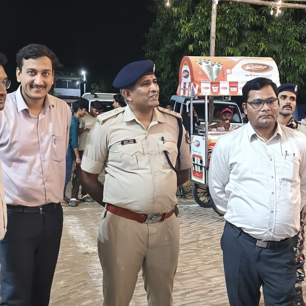 एसडीओ-एसडीपीओ ने दुर्गा पूजा पंडालों का निरीक्षण किया:सुरक्षा व्यवस्थाओं का लिया जायजा, शांतिपूर्ण आयोजन की अपील की