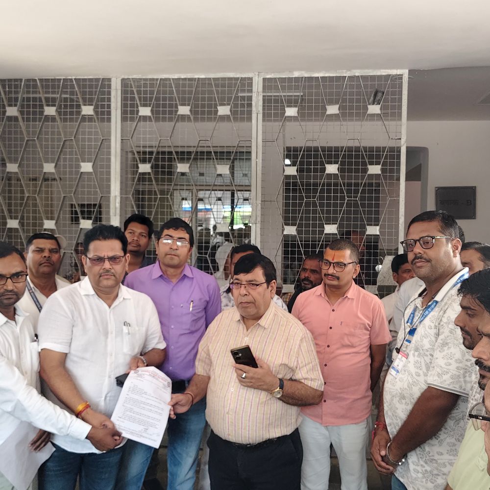 सीधी में स्वामित्व योजना के खिलाफ 200 पटवारियों की रैली:रजिस्ट्री प्रक्रिया से दूरी बनाने का ऐलान; अपर कलेक्टर को ज्ञापन दिया