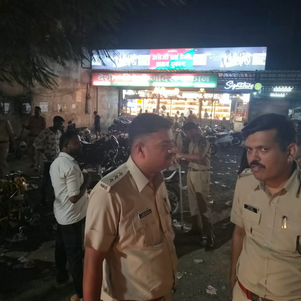 चेकिंग में अवैध चाकू के साथ 2 युवक पकड़े:दोनों पर आर्म्स एक्ट में मामला दर्ज; शराब दुकानों और ढाबों पर जांच