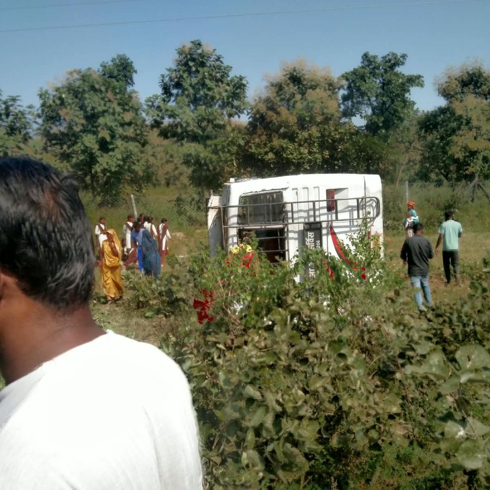 कटनी में बेकाबू होकर पलटी बस, नाबालिग लकड़ी की मौत:22 से अधिक यात्री घायल, रजा ट्रेवल सर्विस की थी बस