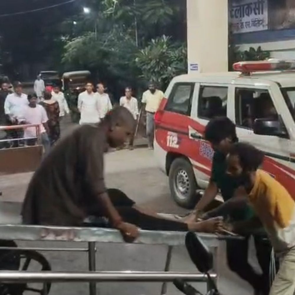 मैहर में चार वाहनों की भिड़ंत, पांच लोग घायल:बस ने ट्रक को टक्कर मारी, फिर पीछे से आ रही कार टकराई