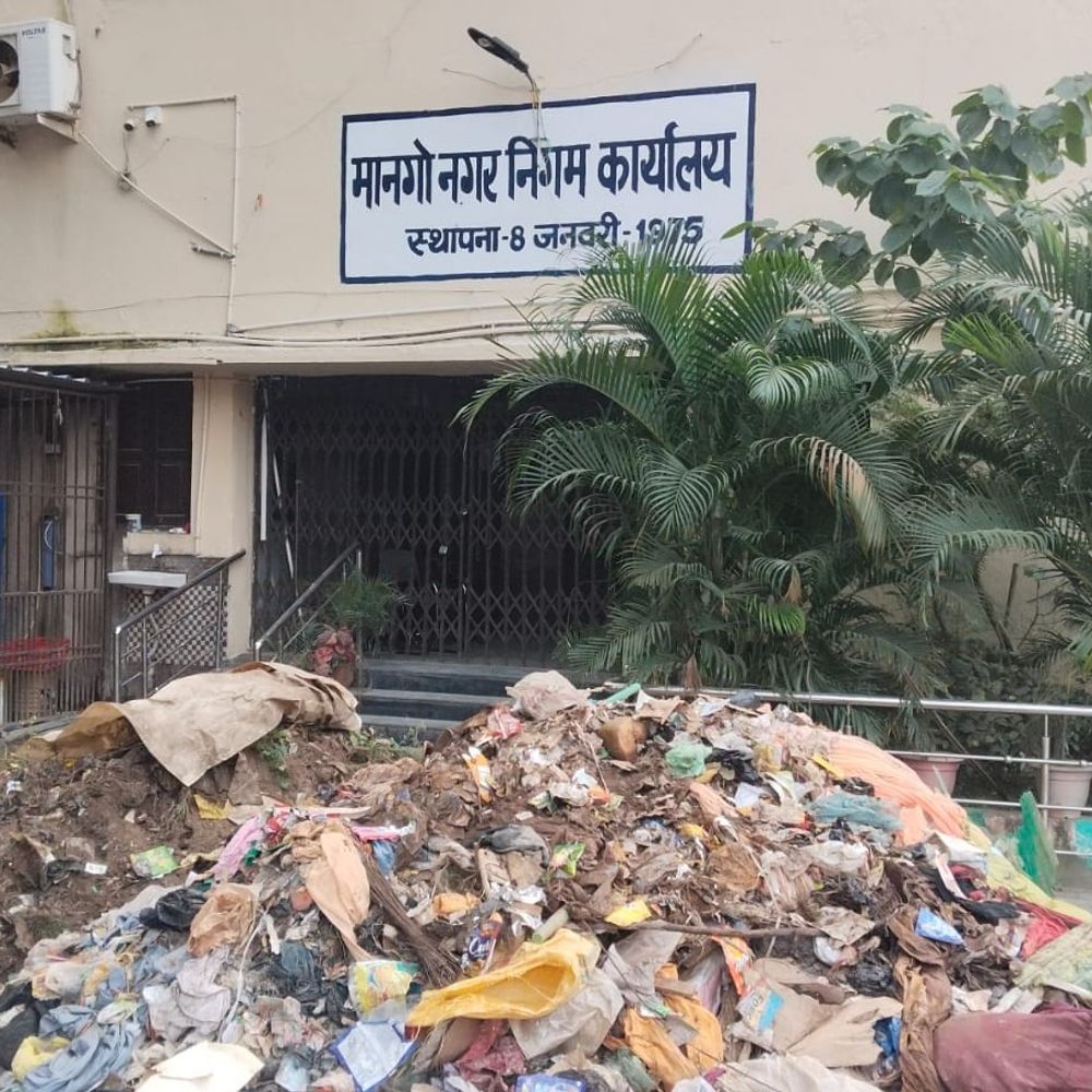 मुर्दा मैदान का कचरा निगम कार्यालय के सामने डंप:सरयू राय के अल्टीमेटम के बाद हुई कार्रवाई, सफाई व्यवस्था पर उठे सवाल