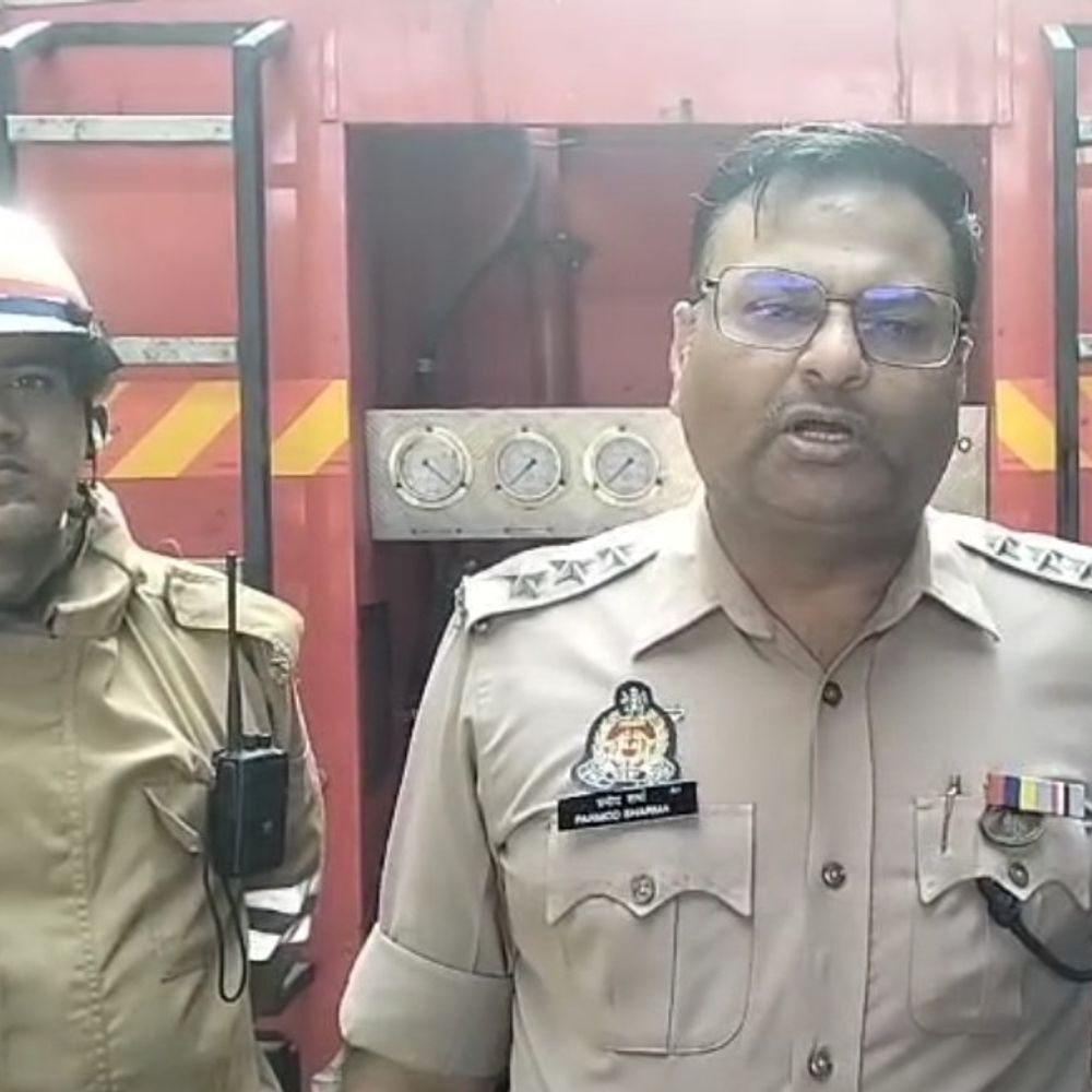बुलंदशहर में टेक्सटाइल फैक्ट्री के ऑयल टैंक में आग:दमकल की मुस्तैदी से कोई जनहानि नहीं, टला हादसा