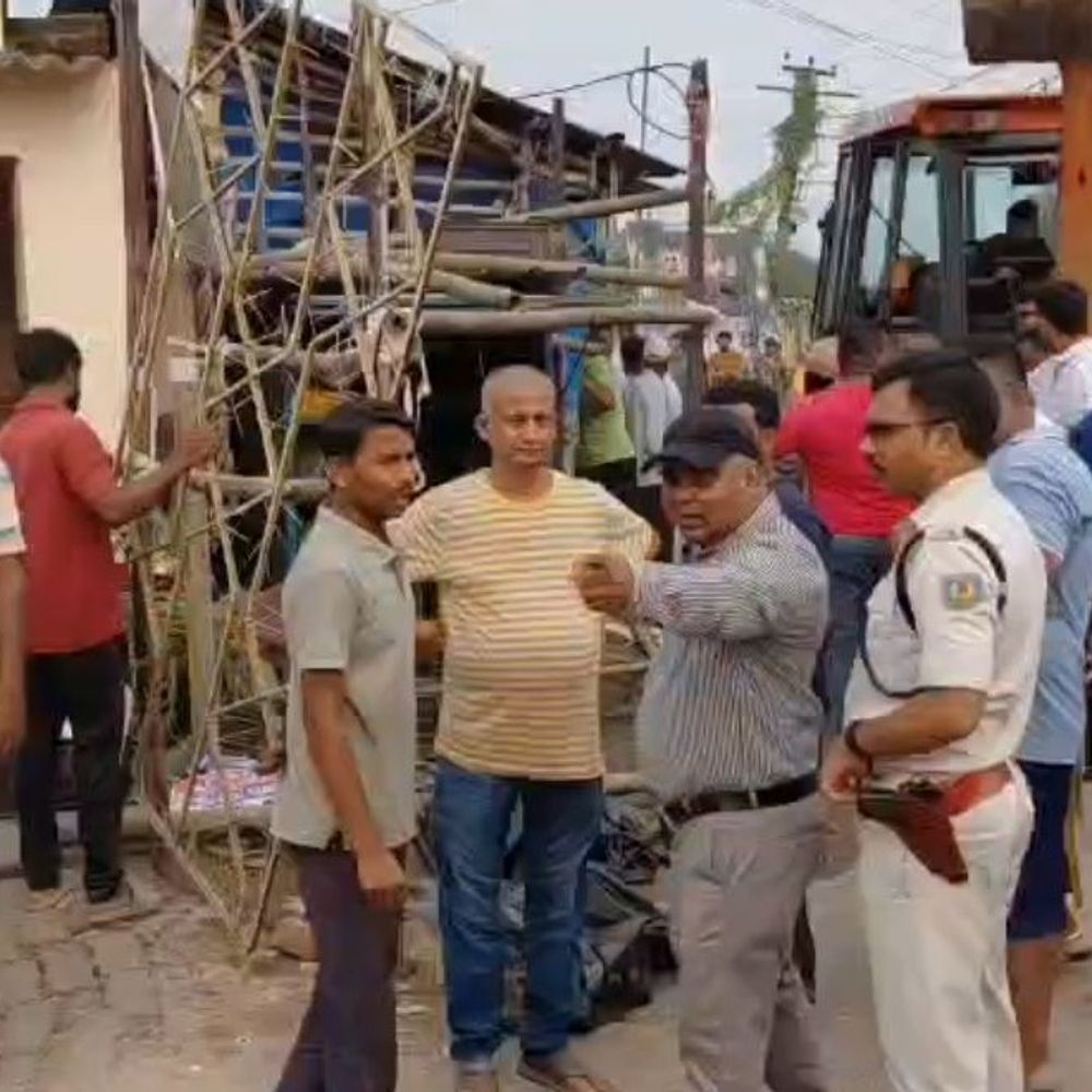 धनबाद में दुर्गा पूजा से पहले अतिक्रमण हटा:सड़क किनारे से दुकानें हटाईं, जाम से मुक्ति और भक्तों की सुविधा के लिए की कार्रवाई