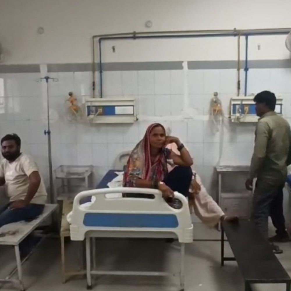 कुत्तों ने दादी-पोते समेत चार लोगों पर हमला किया:बहराइच के दो गांवों में  हुई घटना, सभी जिला अस्पताल में भर्ती
