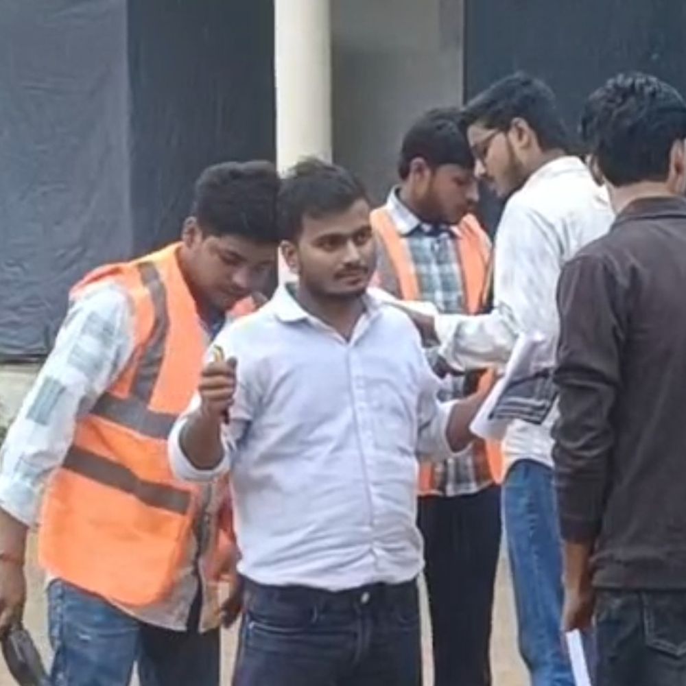 बहराइच में आठ केंद्रों पर PET:दूसरी पाली में पहुंचे अभ्यर्थी, ट्रिपल लेयर चेकिंग के बाद मिली एंट्री