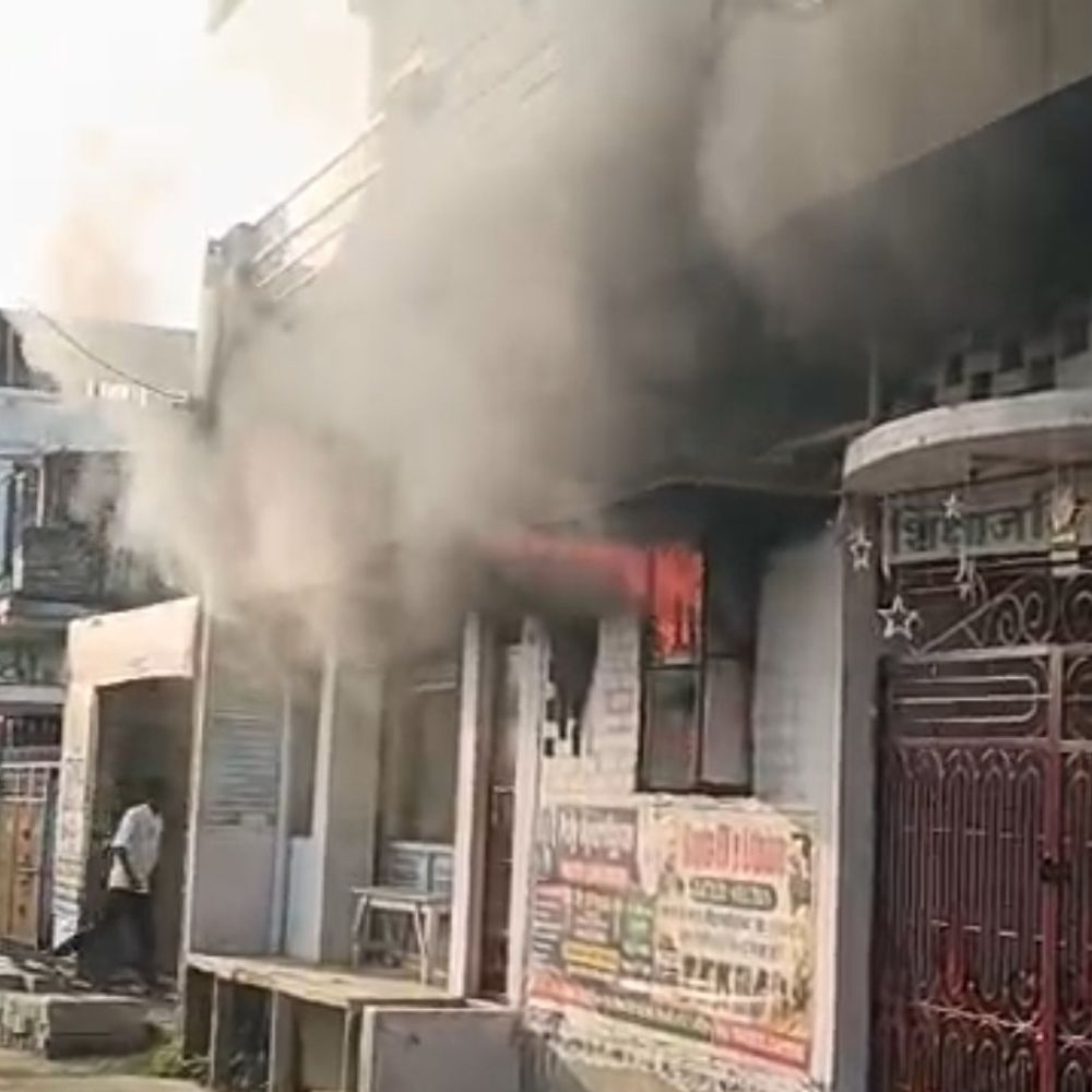 कटिहार में लिथियम बैटरी की दुकान में लगी आग:लाखों का सामान जलकर राख; शॉर्ट सर्किट की आशंका, दमकल ने पाया काबू; कोई हताहत नहीं