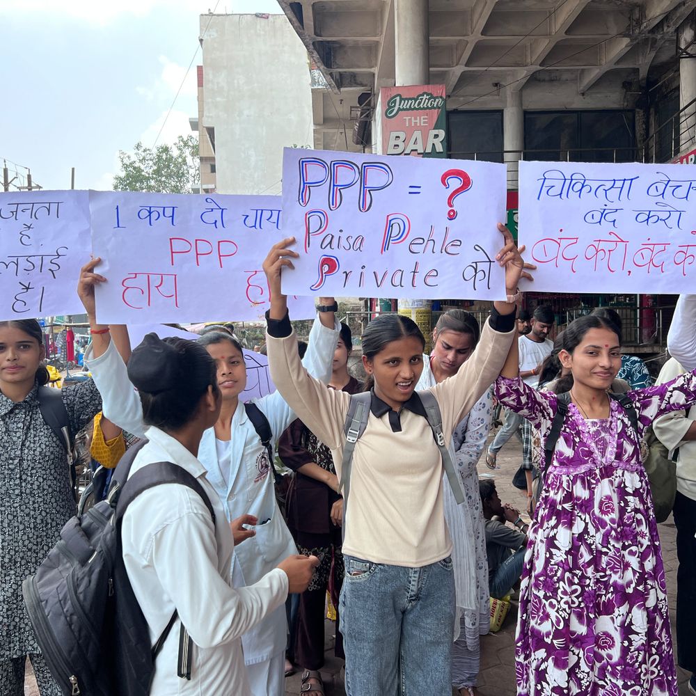 कटनी में सरकारी कॉलेजों की मांग पर जन सत्याग्रह:11वें दिन छात्रों ने निकाला मार्च; अक्षत यादव और अर्चना जार को दी श्रद्धांजलि