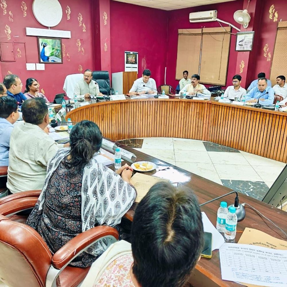 अलीगढ़ में मंडलीय विकास कार्यों की समीक्षा बैठक:जल जीवन मिशन के कार्यों में देरी पर आयुक्त ने जताई नाराजगी, नोटिस के निर्देश