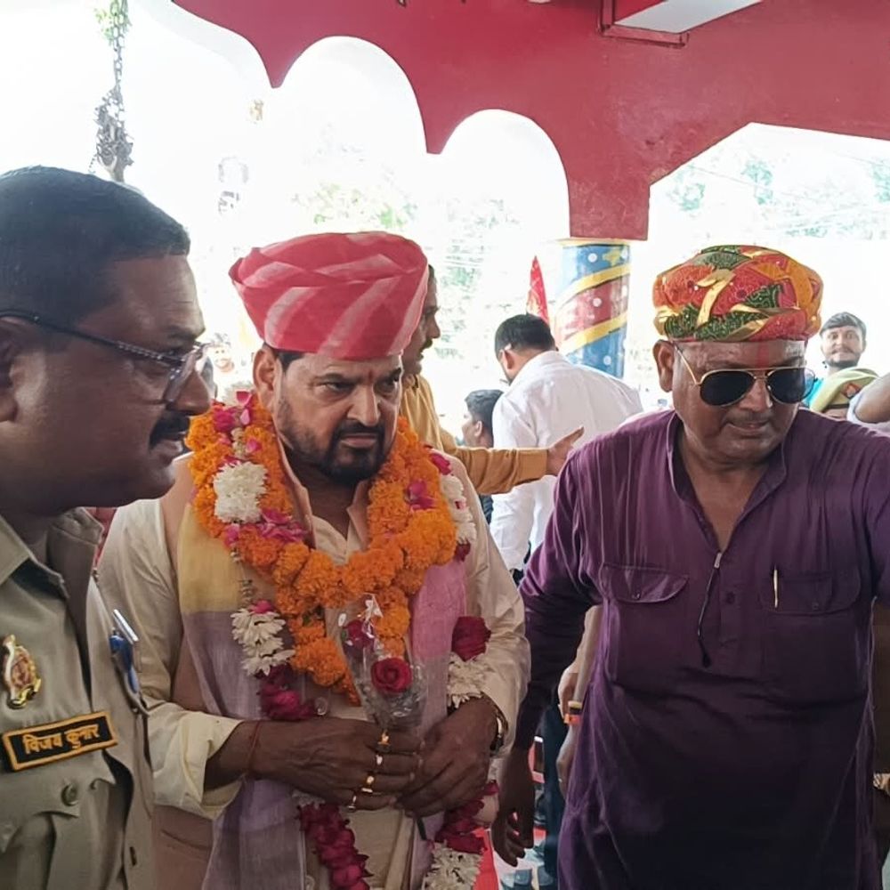 पूर्वजों की जन्मभूमि खोजने उन्नाव पहुंचे बृजभूषण सिंह:मां पूर्वी देवी मंदिर में दर्शन-पूजन के बाद बोले- गांव और परिवार की तलाश