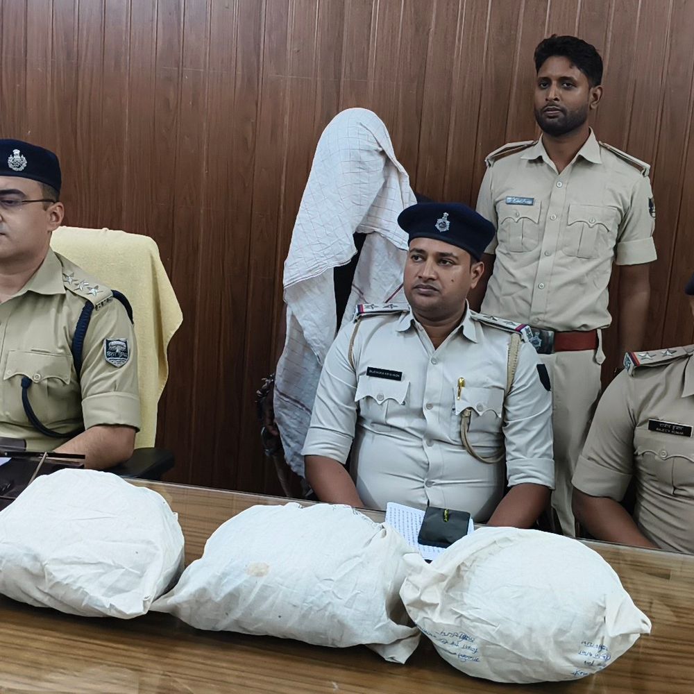 भागलपुर का युवक 2.980 KG गांजा के साथ गिरफ्तार:बिछवे पुल के पास पुलिस को देख भागा, दुर्गा पूजा के लिए चल रही थी जांच