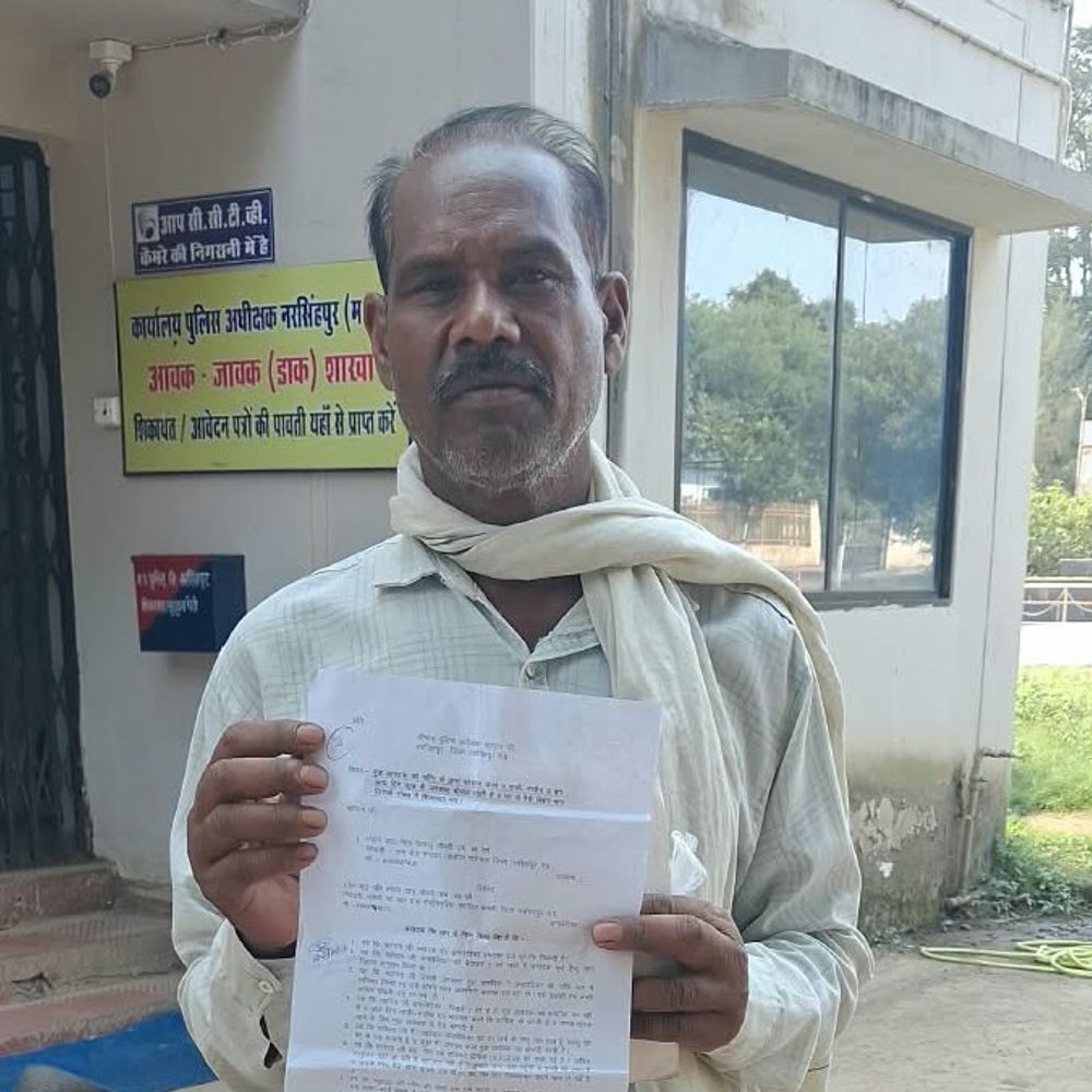 पत्नी से परेशान पति ने एसपी से की शिकायत:आवेदन देकर कहा-2 साल से कर रही प्रताड़ित; 1 अक्टूबर को घर छोड़कर चली गई