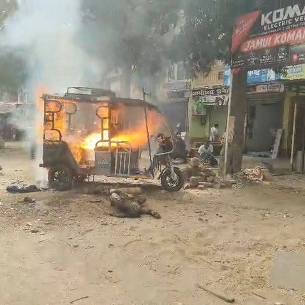 चलती ई-रिक्शा की बैटरी फटी, 2 छात्राएं झुलसीं:एक 80% जली; पटना रेफर, ईयरफोन लगाए हुए था ड्राइवर; छात्रों की नहीं सुनी बात