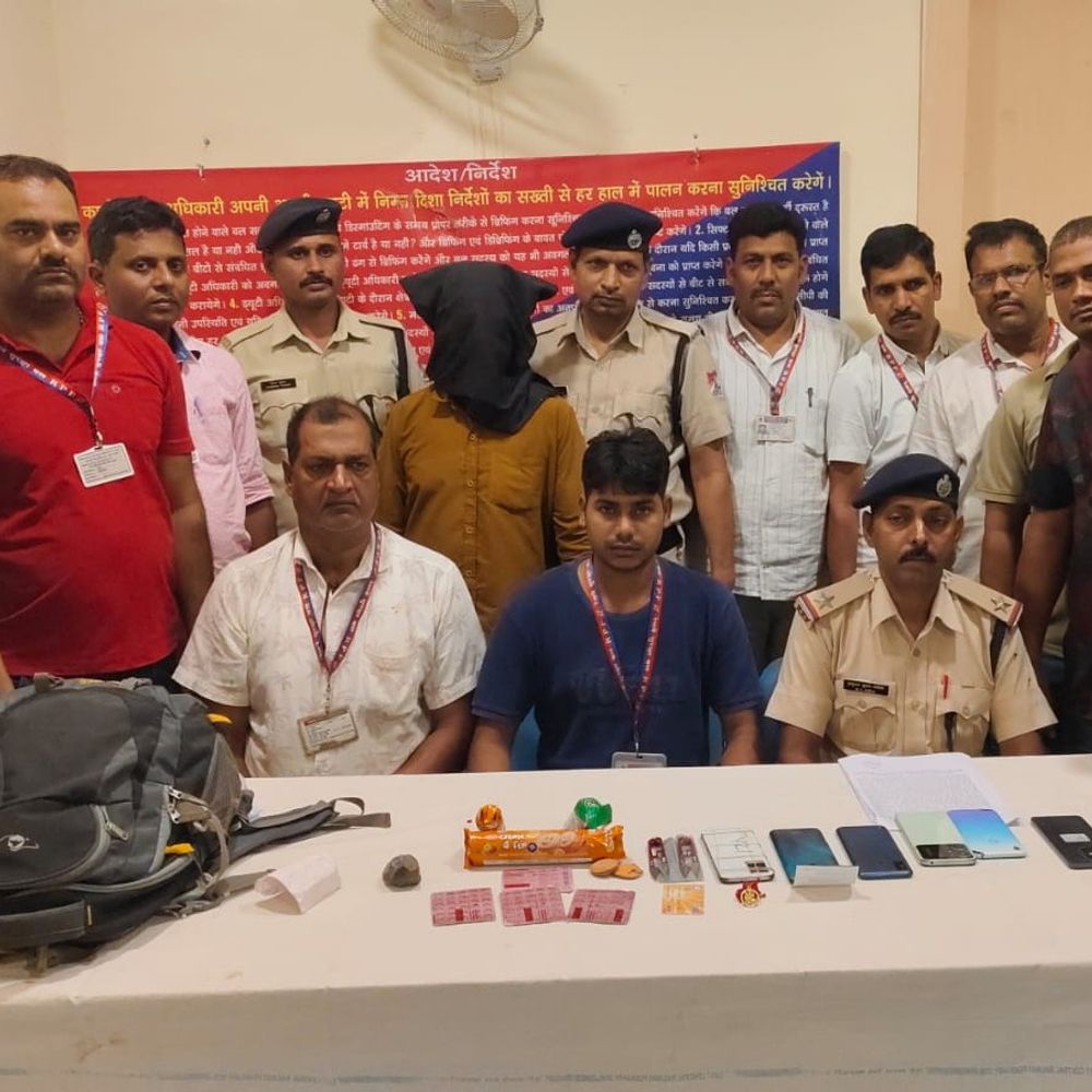 ट्रेन में नशीला बिस्किट-चाय पिलाकर लूटने वाला गिरफ्तार:गयाजी में रेल पुलिस ने पकड़ा, 120 नशीली गोलियां और 6 मोबाइल बरामद