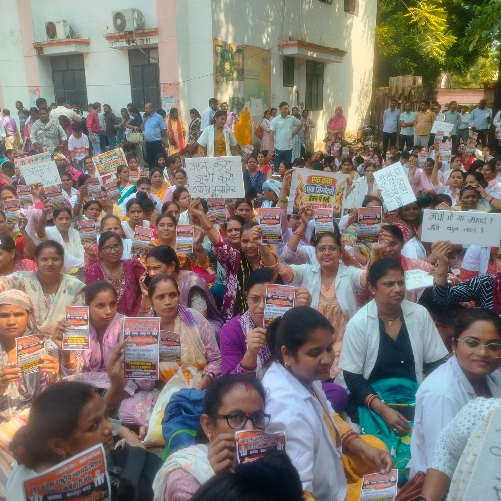 कानपुर में एनएचएम कर्मचारियों का धरना:नियमितीकरण और वेतन वृद्धि की मांग, 12 से हड़ताल की चेतावनी