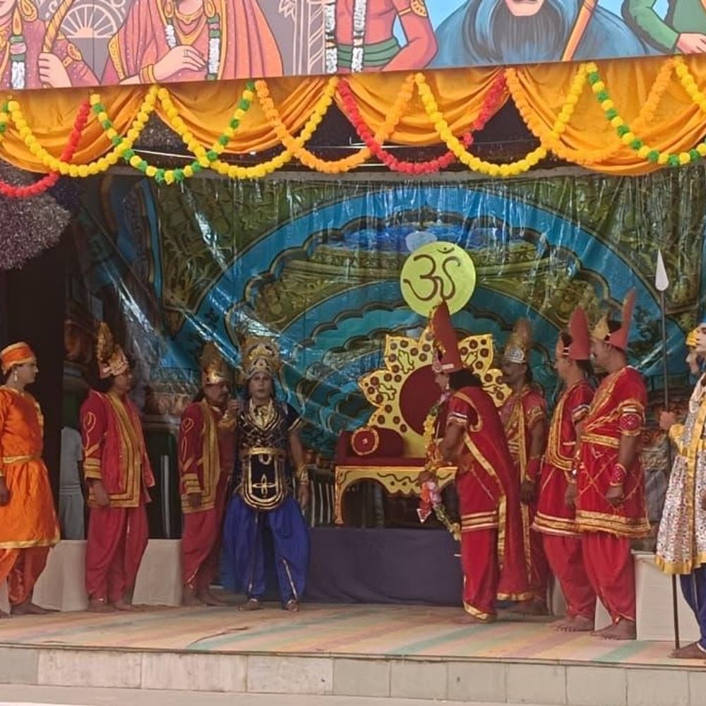 वाराणसी जेल में रामलीला मंचन शुरू:मुकुट पूजन संग नारद मोह लीला, बंदियों ने प्रस्तुत किए रोचक दृश्य