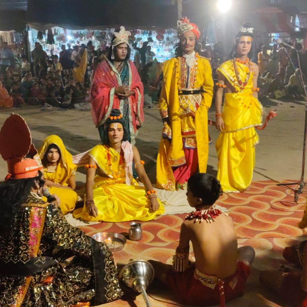 पुवायां में रामलीला का मंचन:लक्ष्मण, भरत, शत्रुघ्न और रावण के किरदारों से सजी मंचीय प्रस्तुति