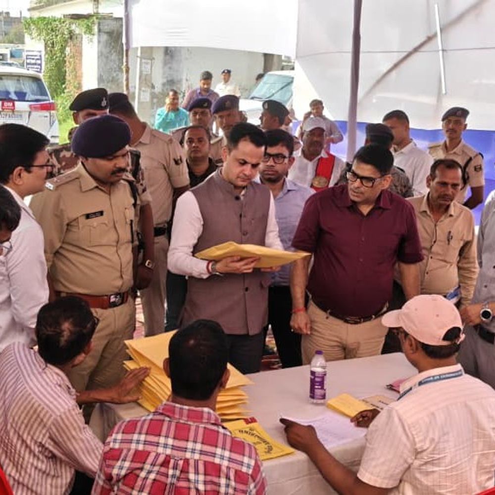 दरभंगा स्नातक-शिक्षक चुनाव: मधुबनी में 55 वोटिंग सेंटर पर वोट:1.35 लाख मतदाता कर रहे 53 प्रत्याशियों की किस्मत का फैसला, 22 सेक्टर मजिस्ट्रेट तैनात