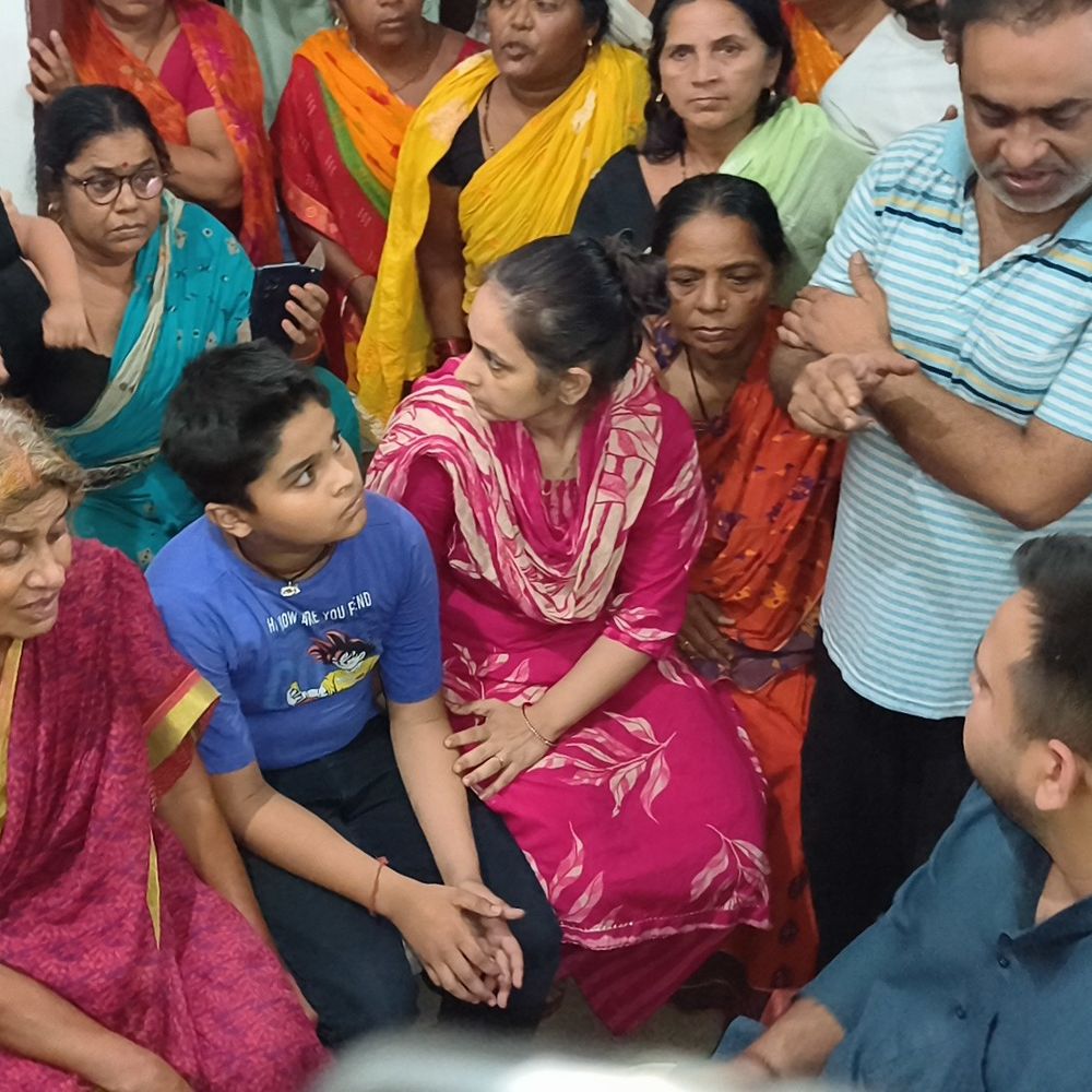 जहानाबाद में दिवंगत विधायक के परिजनों से मिले तेजस्वी यादव:कहा- हर सुख-दुख में परिवार के साथ खड़ा रहेगा राजद