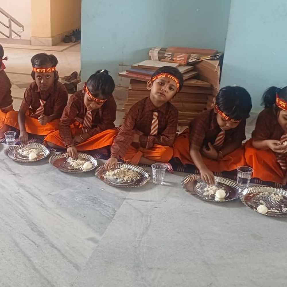 स्वामी विवेकानंद स्कूल में कन्या पूजन:वैदिक मंत्रोच्चार के बीच हुआ पूजन, नौ कन्याओं को भोजन कराया गया