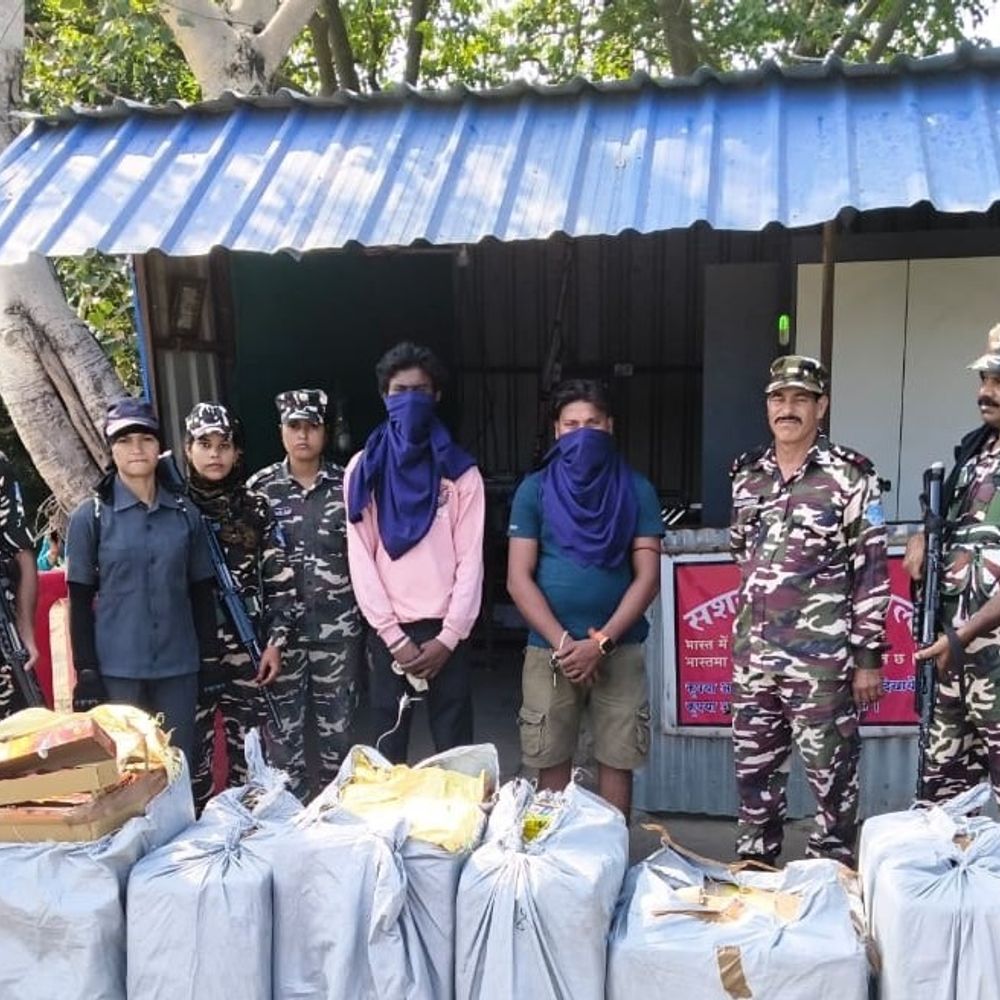 भारत-नेपाल सीमा पर पटाखों की बड़ी खेप जब्त:जयनगर में दो बाइक सवार गिरफ्तार, SSB ने की कार्रवाई; कस्टम को सौंपने की तैयारी