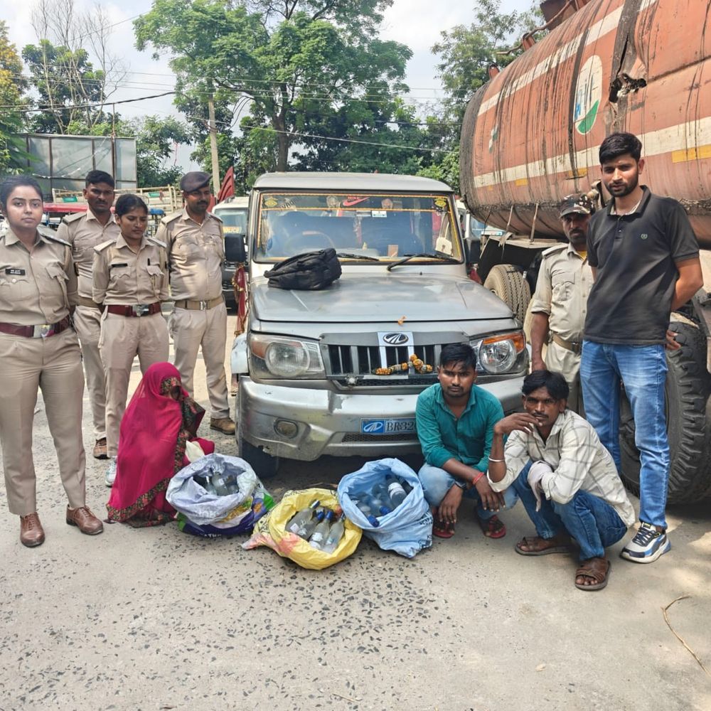 अररिया में गाड़ी से 36.3 लीटर विदेशी शराब जब्त:महिला समेत 3 गिरफ्तार; काकन टोल प्लाजा के पास पकड़ा गया वाहन, सीट के नीचे छिपाकर रखी थी