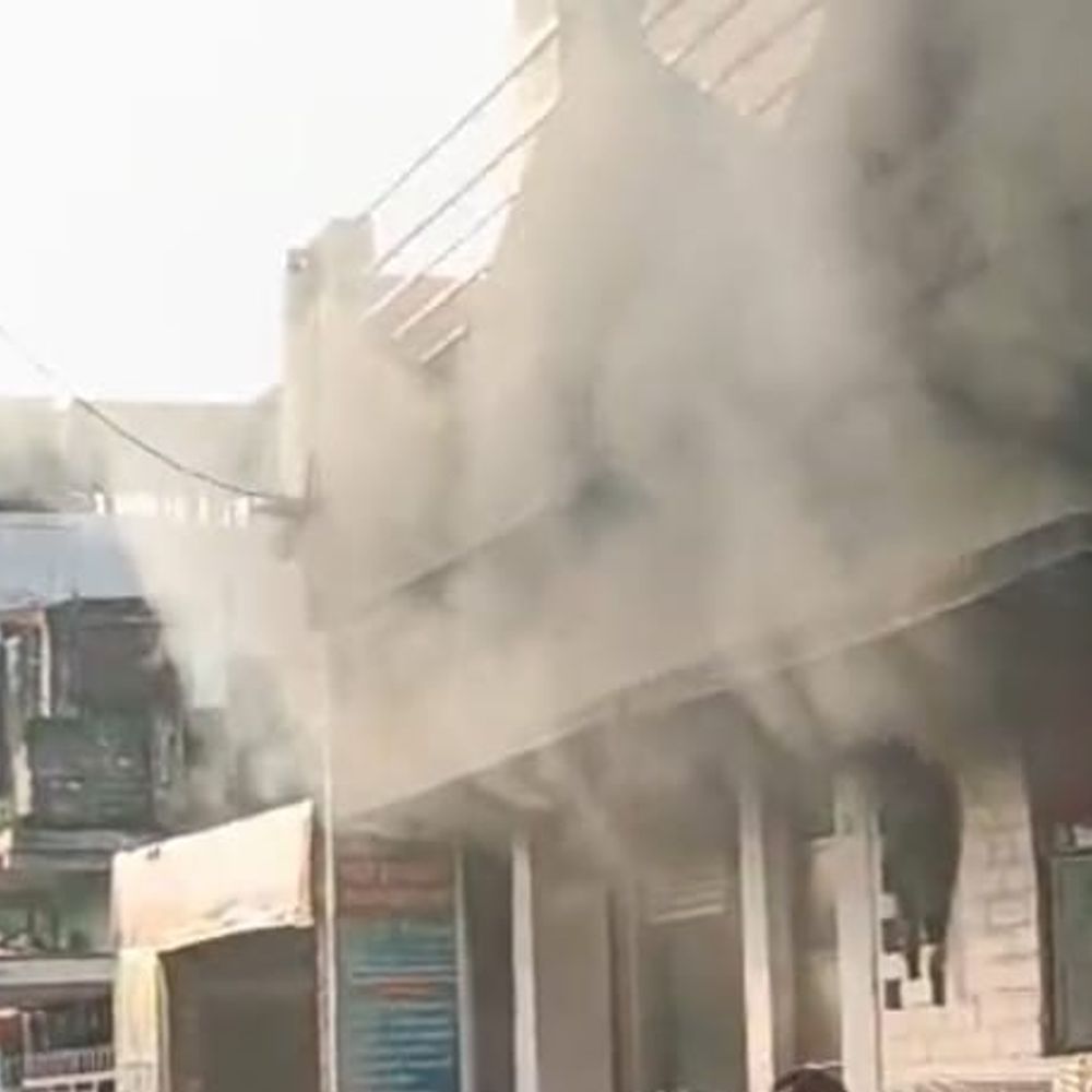कटिहार में शॉर्ट सर्किट से बैटरी दुकान में आग:लाखों का सामान जलकर राख, मुफस्सिल थाना क्षेत्र में हुई घटना