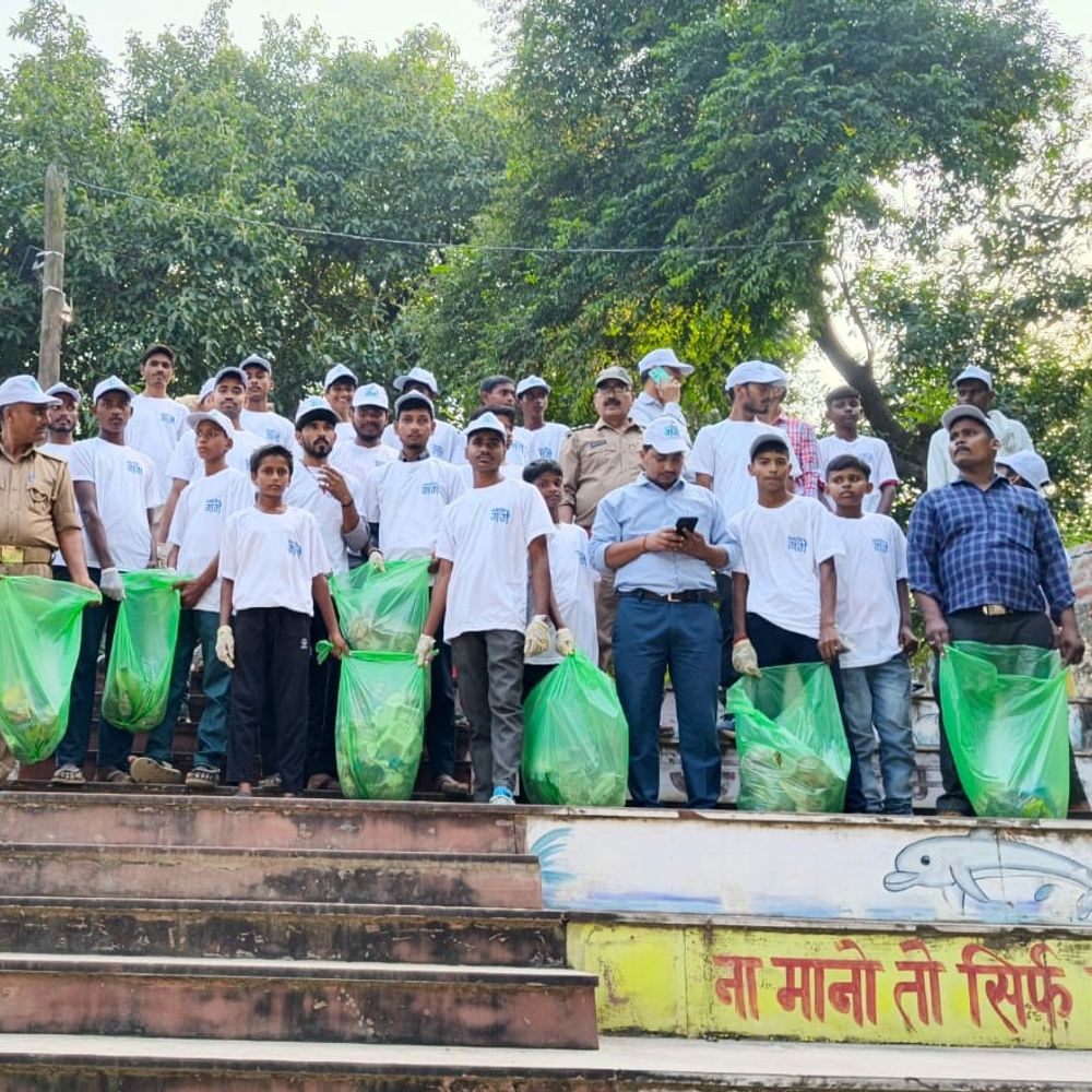 कन्नौज के जलेसर घाट पर चला स्वच्छता अभियान:वन विभाग, नमामि गंगे के अधिकारी और छात्रों ने श्रमदान कर गंगा आरती की