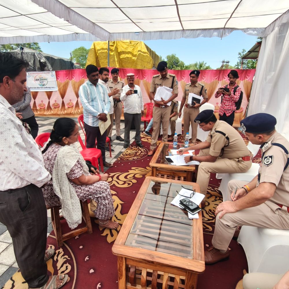 जोबट थाने में आईजी के सामने पहुंचीं 6 शिकायतें:दो लापता बहनों की तलाश का मामला उठा; IG ने शिकायतकर्ताओं से सीधा संवाद किया